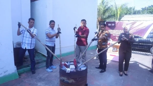 Kejari Jeneponto Musnahkan Barang Bukti hasil Kejahatan (Dok : Ist).
