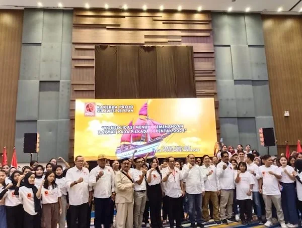 Bakal calon Gubernur Sulsel 2024 Danny Pomanto foto bareng saat menghadiri rapat kerja daerah (Rakorda) dengan tema konsolidasi menuju kemenangan rakyat pada Pilkada Serentak di Hotel Four Points by Sheraton, Jalan Andi Djemma Makassar, Sabtu (6/7). Dok I