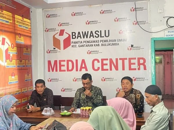 Anggota Bawaslu Sulsel Alamsyah (tengah) saat melakukan monitoring dan evaluasi oleh Panitia Pengawas Kecamatan (Panwascam) di Kabupaten Bulukumba (Dok : ist).
