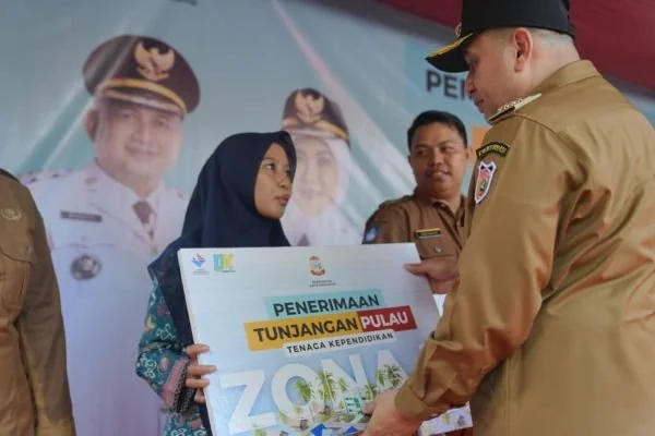 Wali Kota Makassar Munafri Arifuddin saat Menyerahkan Intensif, (Dok: Ist).