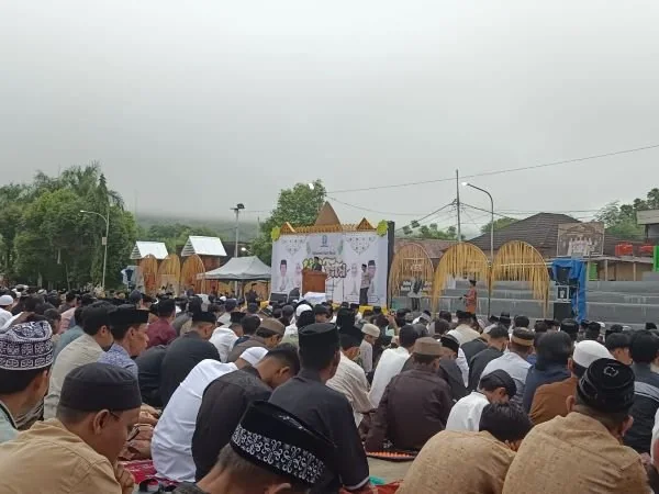 Suasana Salat Idul Fitri 1445 Hijriah di Lapangan Gasis Kabupaten Soppeng.