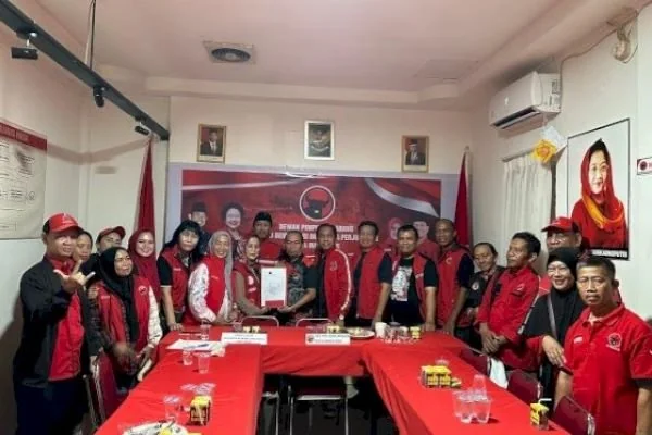 Para Ketua PAC PDIP di Makassar saat mengembalikan formulir untuk Rudy Pieter Goni sebagai bakal calon kepala daerah di Pilwali Makassar  2024, Minggu (12/5).