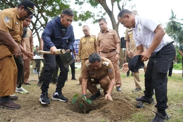 Pj Gubernur Sulbar, Bahtiar Baharuddin saat melakukan penanaman Sukun.