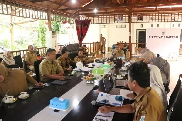 Rapat Monitoring dan Evaluasi (Monev) kinerja keuangan Badan Layanan Umum Daerah (BLUD) triwulan III RSUD Regional Sulbar (Dok : Ist).