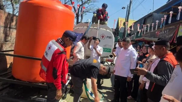 Wali Kota Makassar Munafri Arifuddin saat meninjau titik distribusi air (Dok: KabarMakassar)