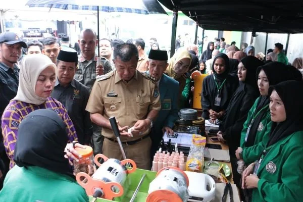 Bupati Bulukumba Andi Muchtar Ali Yusuf  saat berdialog dengan mahasiswa (Dok : ist).