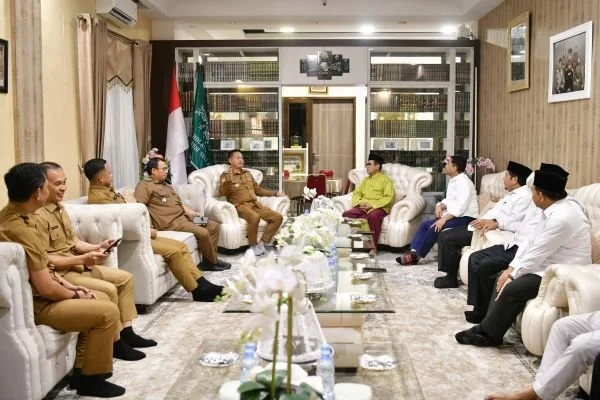 Pj Gubernur Sulsel, Prof Fadjry Djufry saat menemui Ketua Tanfidziyah Pengurus Wilayah Nahdlatul Ulama (PWNU) Sulsel, Prof KH Hamzah Harun Al Rasyid (Dok: Ist)