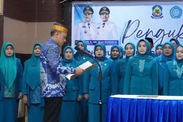 Bupati Paris Yasir saat mengukuhkan Tim PKK dan Dekranasda Jeneponto untuk masa bhakti 2025–2030 (Dok : Ist).