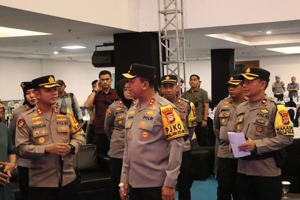 Kapolda Sulsel, Irjen Pol Yudhiawan dalam meninjau personil pada debat publik Pilkada Maros (Dok: Ist)
