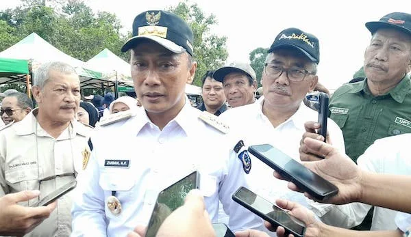 Pj Gubernur Sulsel, Prof Zudan Arif Fakrulloh dan Kepala Dinas TPHBun Sulsel, Imran Jausi di taman herbal (Dok: Nofi KabarMakassar)