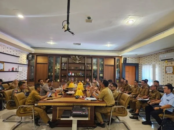 Bupati Jeneponto, H. Paris Yasir, saat melakukan rapat bersama dengan Wabup Islam Iskandar, Forkopimda, para Asisten, serta beberapa Kepala Perangkat Daerah dan Kabag Hukum (Dok : Ist).