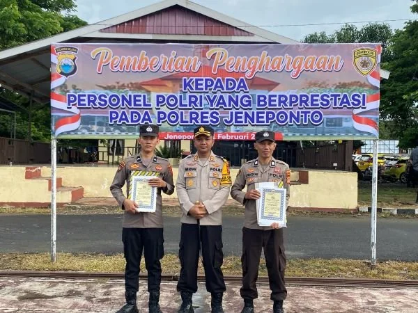 Kapolres Jeneponto, AKBP Widi Setiawan saat memberikan penghargaan kepada dua anggota berprestasi, Aiptu Pangeran dan Bripda Muh. Fahmi (Dok : Ist).