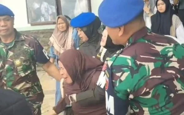 Rekonstruksi Kasus Kematian Anggota TNI AD di Gowa Ricuh, Ibu Korban Histeris. Dok. Ist