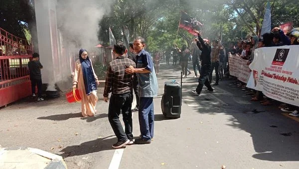 Pengurus Besar Dewan Pergerakan Revolusi Demokratis (PB-DPRD) saat menggelar aksi unjuk rasa di depan Kantor Bupati Jeneponto, Sulawesi Selatan. Senin (27/05).