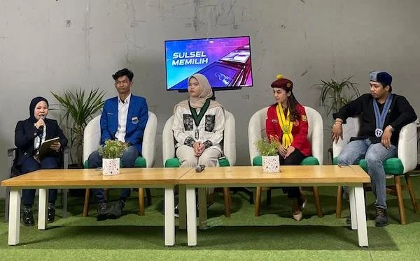 Redel KabarMakassar Ardiyanti, Wakil Ketua PC PMII  Makassar Ramli Ardiansyah, Ketua HMI Makassar Sarah Agussalim, Ketua PMKRI Makassar Dawita Rama dan Ketua GMKI Makassar Muh. Vicky Ridho di acara Talkshow Sulsel Memilih. (Foto : Dok. KabarMakassar).