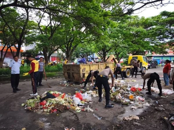 Jajaran personil Polres Jeneponto saat  menggelar aksi bersih-bersih di Kompleks Pasar Tradisional Karisa (Dok : Ist).