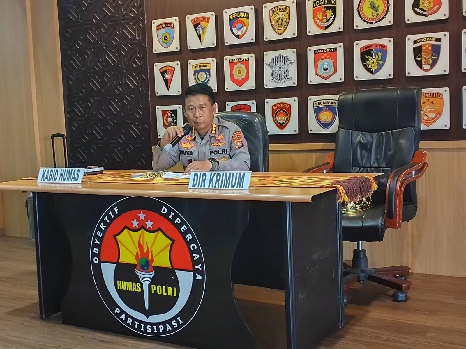 Kabid Humas Polda Sulbar saat menggelar konferensi pers (Dok : Aldy KabarMakassar).