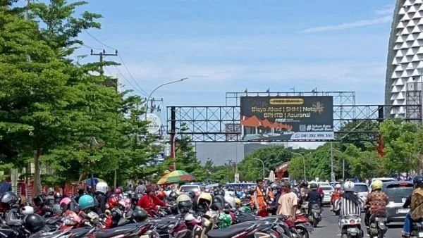 Suasana parkir di depan Hotel Claro (Dok: Ist).