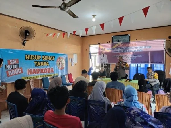 Penyuluhan Polsek Bontoala kepada warga dan aparat kelurahan di Kantor Kelurahan Bunga Ejaya (Dok : Ist).
