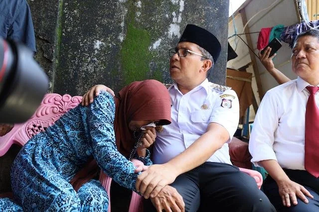 Ibunda almarhum Muh Fahriansyah (26) petugas KPPS yang meninggal dunia saat bertugas pecah dipelukan Wali Kota Makassar Moh Ramdhan Pomanto.