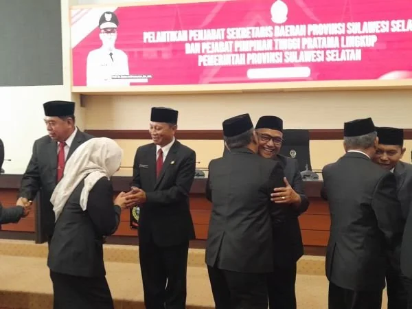 Para pejabat menerima ucapan selamat usai dilantik di Kantor Gubernur Sulsel (Dok: Nofi KabarMakassar)