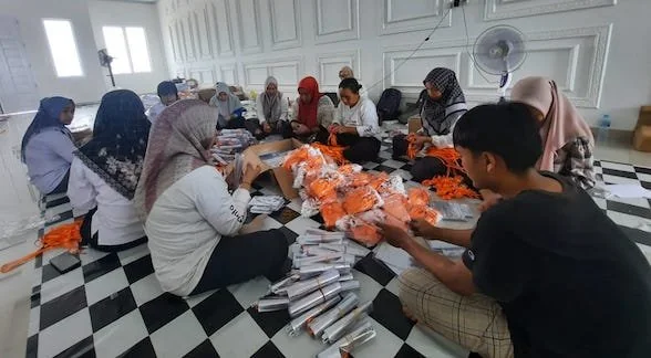 Sejumlah petugas KPU saat melakukan penyortiran kertas suara di Gudang Logistik KPU Jeneponto beberapa waktu lalu. (Ist).