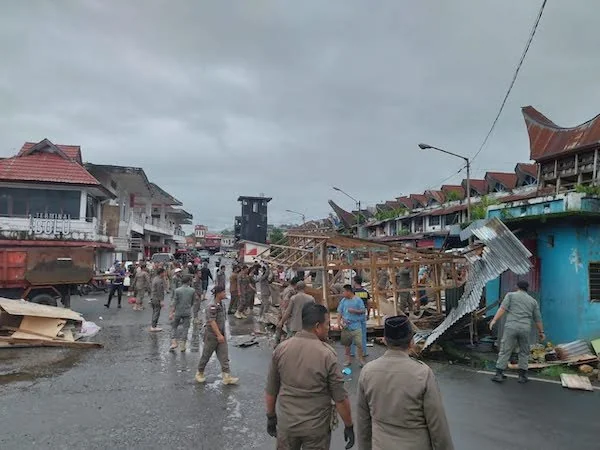 Pembongkaran Puluhan Lapak Non Permanen yang dilakukan oleh personil Satpol PP di terminal bolu, Tallunglipu, Kabupaten Toraja Utara, Rabu(6/5/2026).Dok. Ist.