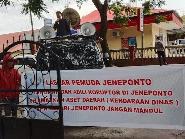 Lembaga Laskar Pemuda Jeneponto saat lakukan aksi unras di depan Kantor Kejaksaan Negeri (Kejari) Kabupaten Jeneponto, Sulsel, Kamis (6/2).