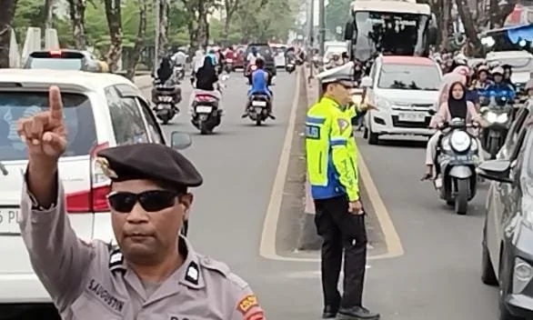 Personil Gabungan Satlantas Samapta Mengurai Padat Kendaraan