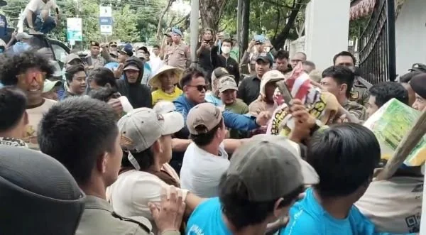 Ratusan warga Desa Kareloe, saat menggelar aksi demonstrasi yang nyaris ricuh di depan halaman Kantor Bupati Jeneponto Sulawesi Selatan. (Dok: Ist)