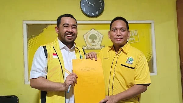 Sekretaris DPD II Golkar Makassar, Andi Suharmika, bersama Ketua Harian DPD II Golkar Makassar Ismail, saat Memperlihatkan surat Pernyataan Dukungan Kepada Munafri Arifuddin untuk Maju Sebagai Calon Ketua DPD I Golkar Sulsel, (Dok: Sinta Kabar Makassar).