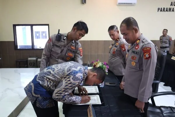 Penandatanganan Pakta Integritas dan Pengambilan Sumpah oleh Panitia, Peserta dan Orang tua (Wali) calon anggota Polri Tahun 2026. (Dok: Ist)