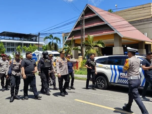 Anggota Polres Sinjai melakukan pengamanan di lokasi debat kedua Pilkada Sinjai (Dok : Ist).