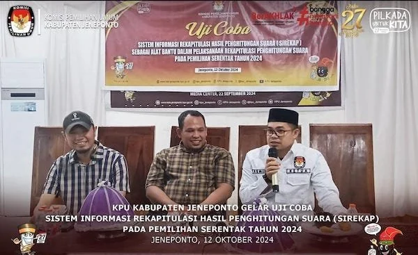Ketua KPU Jeneponto, Asming. S bersama Komisioner KPU Divisi Perencanaan, Data dan Informasi, Sapriadi Saleh dan Koordiv  Teknis Penyelenggara, Arifandi saat melakukan Uji Coba SIREKAP. (Foto/ist).