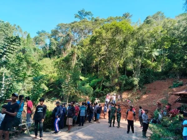 Longsor menutup akses Jalan Poros menuju Rabtebua-Bastem.