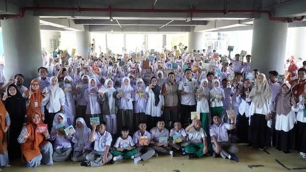 Siswa Sekolah Islam Athirah mendonasikan buku untuk meningkatkan  literasi di Makassar (Dok: Ist)