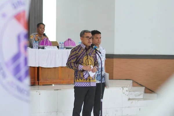 Bupati Jeneponto, H. Paris Yasir, saat membuka Festival Olahraga Pelajar (FOP) Tingkat Kabupaten yang berlangsung meriah di Gedung Sipitangarri pada Kamis (4/9).