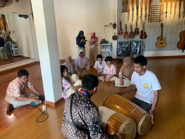 Sekolah Alam Bosowa Gelar Kunjungan Edukatif ke Yayasan Kesenian Katangka Gowa. (Dok: Ist)