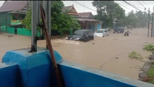 Ruas jalan di Kabupaten Jeneponto, Provinsi Sulawesi Selatan, terendam banjir setinggi 10 cm di Sarroanging (Dok : Ullah KabarMakassar).