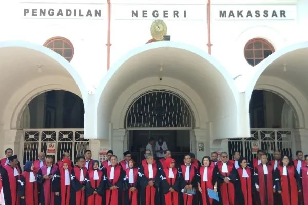 Aksi unjuk rasa puluhan hakim dan pegawai PN Makassar di depan Kantor PN Makassar (Dok: Atri KabarMakassar).