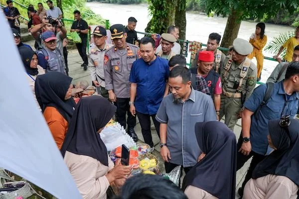 Gubernur Sulsel Andi Sudirman Sulaiman saat mengunjungi Permandian Air Panas Pincara (Dok: Ist)