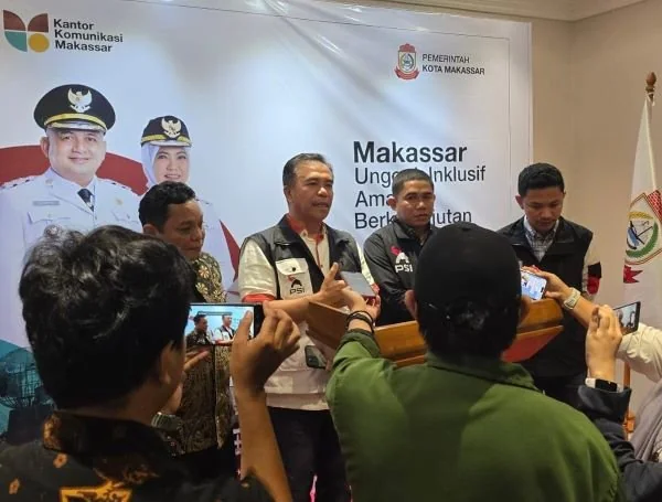 Ketua Harian PSI Sulawesi Selatan, Rahmansyah (pakaian putih), (Dok: KabarMakassar).