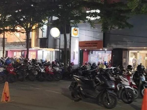 Suasana Parkir Liar di Jl Boulverad Depan Mall Panakkukang (Dok: Hanifah KabarMakassar)