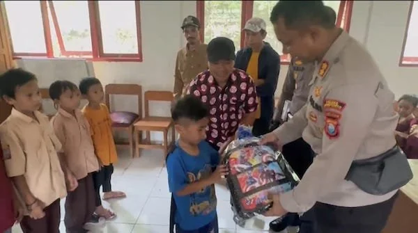 Kapolres Jeneponto saat menyerahkan bantuan perlengkapan sekolah kepada Murid SD Nomor 37  Parang Benrong. (Ist).