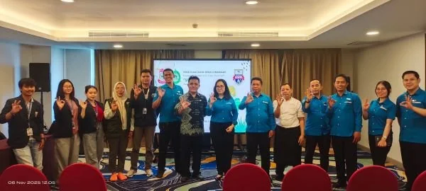 Mahasiswa Kuliah Kerja Nyata Tematik (KKN-T) Universitas Bosowa (Unibos) melaksanakan kegiatan edukasi persampahan kepada karyawan Hotel Aston. Dok. Ist