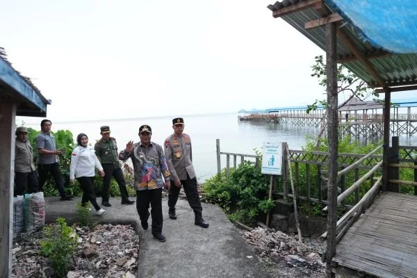 Pj Gubernur saat melakukan kunjungan di pulau Karampuang (Dok : ist).