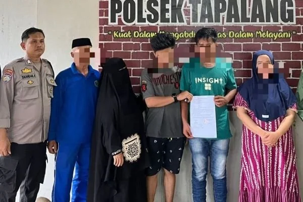 Kedua belah pihak saat berada di Polsek Tapalang (Dok : Ist).