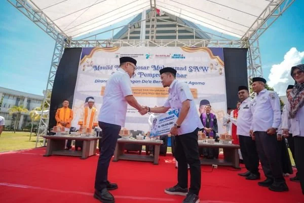 Gubernur Sulbar saat mengukuhkan Koperasi Panca Daya (Dok : Ist).