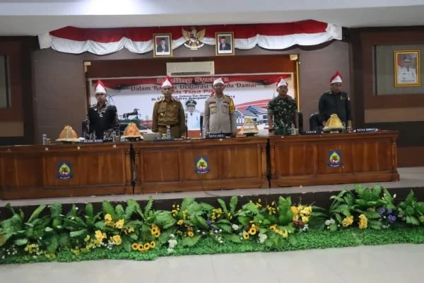 Kapolres Jeneponto, AKBP Widi Setiawan saat mengajak Pemerintah Kabupaten Jeneponto mendeklarasikan Pilkada damai 2024 di Ruang Pola Panrannuangta (Dok : Ist).