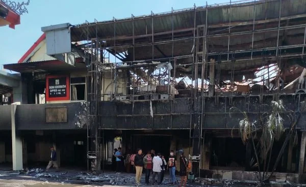 Kondisi Kantor DPRD Sulsel pasca aksi unjuk rasa yang berakhir ricuh (Dok : KabarMakassar).